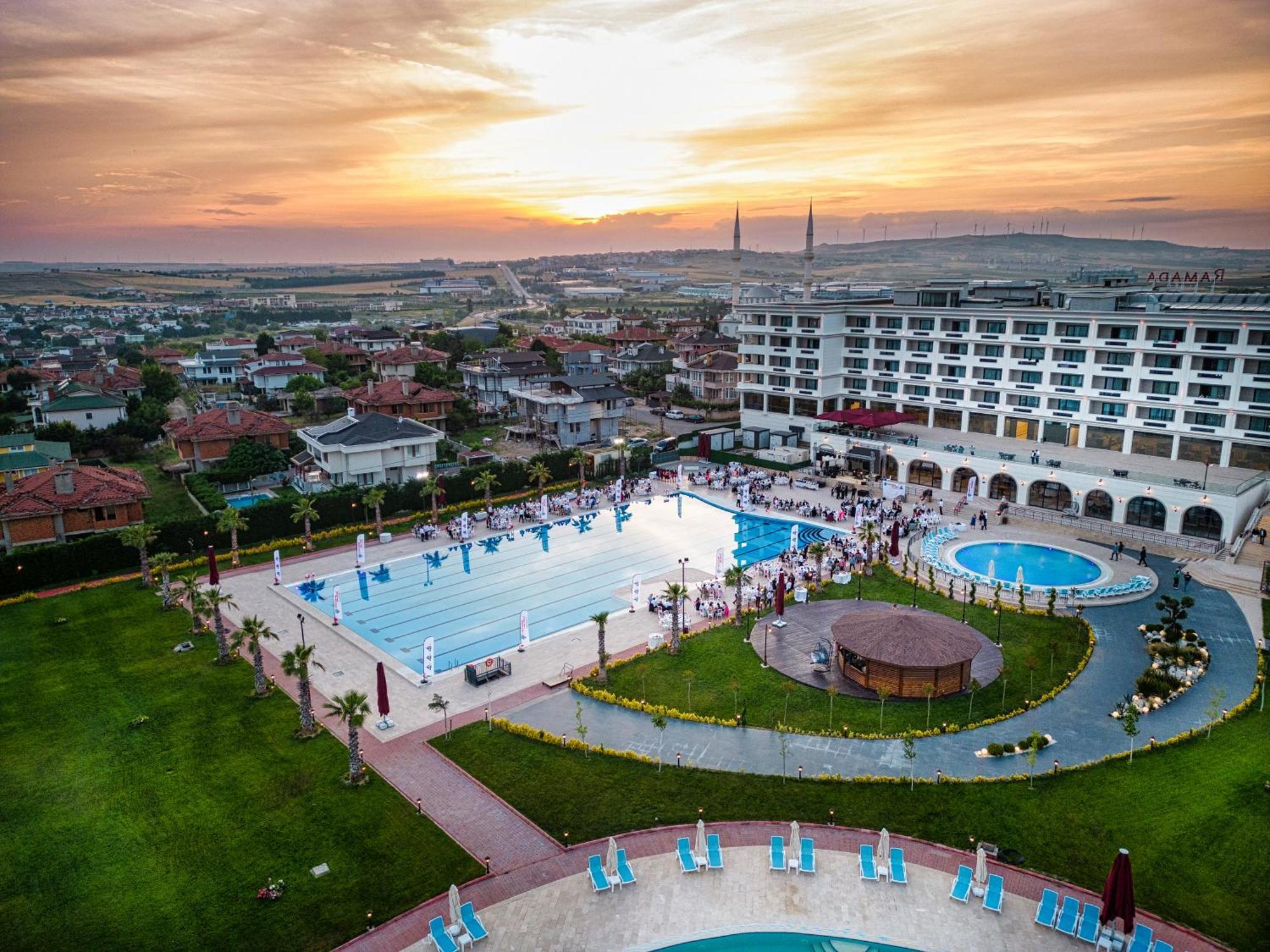 Ramada Plaza By Wyndham Silivri Exterior foto