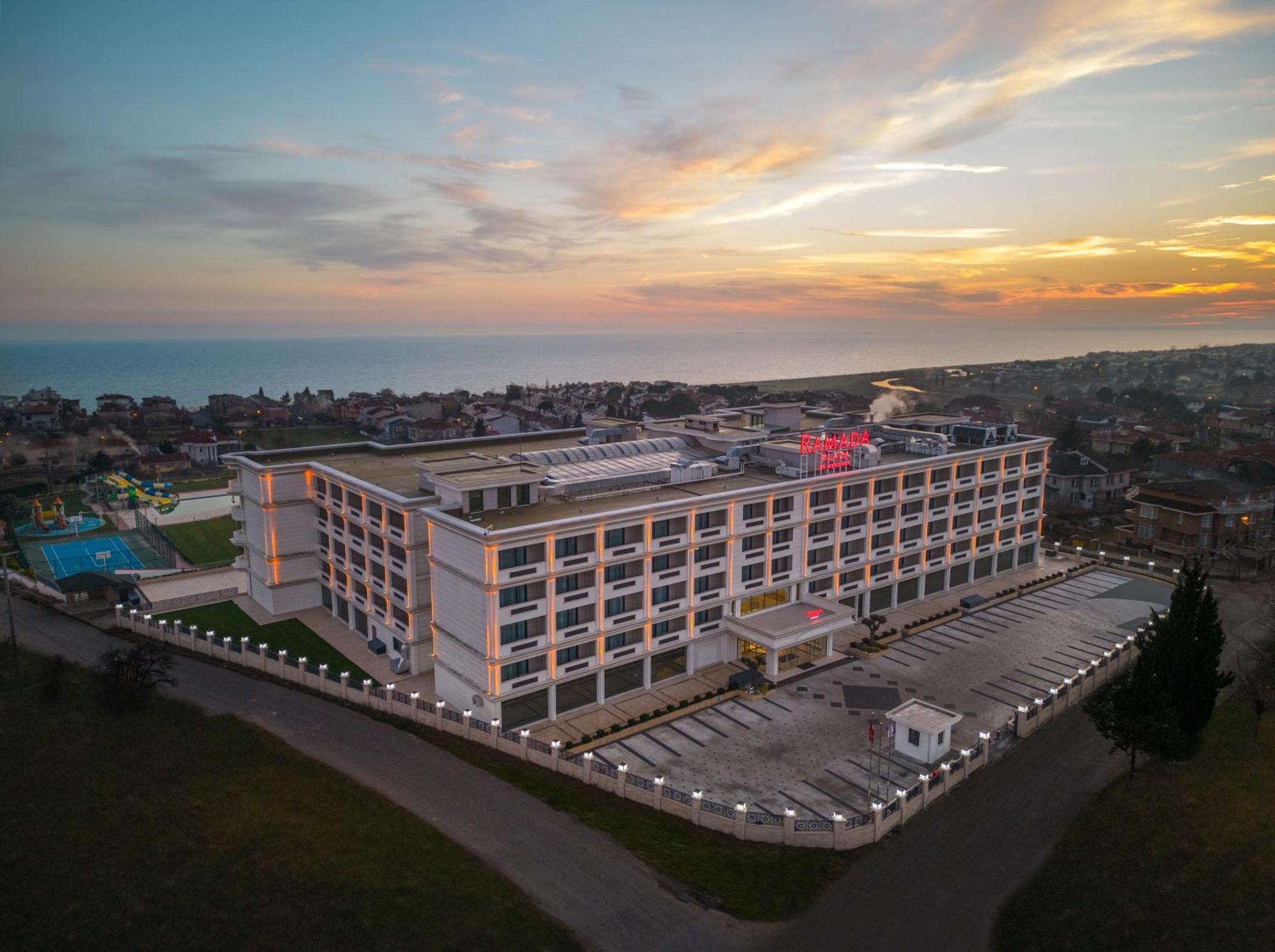Ramada Plaza By Wyndham Silivri Exterior foto